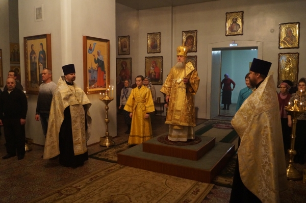 Накануне недели сыропустной епископ Василий совершил Всенощное бдение в Свято-Лонгиновом храме г.Коряжма