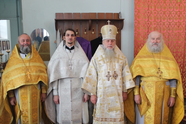 В день памяти свт. Димитрия Ростовского епископ Василий совершил Божественную литургию в храме прп. Лонгина Коряжемского