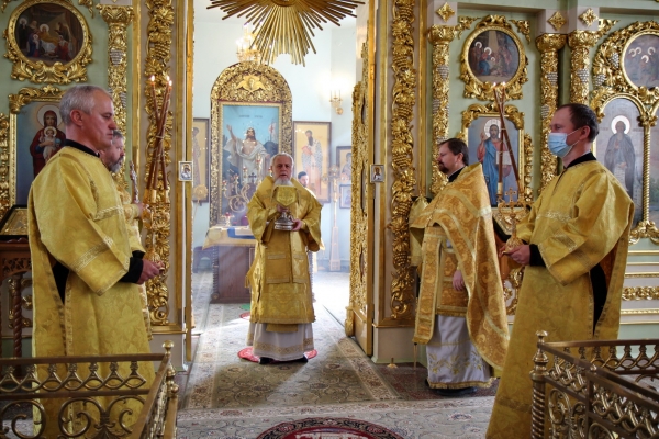 В день памяти святых благоверных Петра и Февронии епископ Василий совершил Божественную литургию