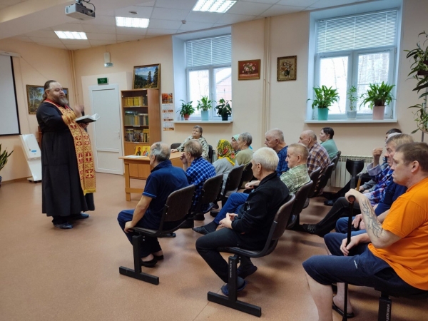 Клирик Свято-Лонгинова храма посетил Коряжемский дом-интернат для престарелых