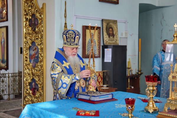 Епископ Василий совершил Божественную литургию в праздник Похвалы Пресвятой Богородицы