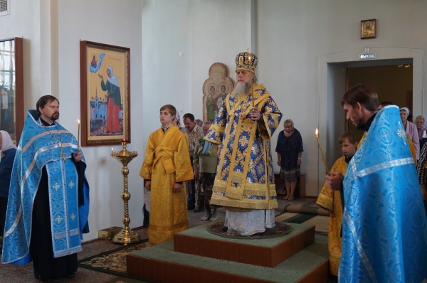 Накануне дня памяти Владимирской иконы Божией Матери епископ Василий совершил Всенощное бдение в храме прп. Лонгина Коряжемского