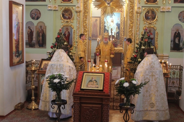 В день памяти прав. Иоанна Кронштадтского епископ Василий совершил Божественную литургию в храме прп. Лонгина Коряжемского
