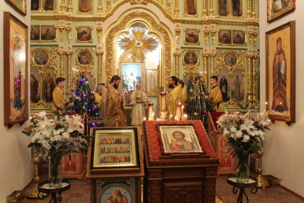 Епископ Василий совершил ночную Божественную литургию на Новый год в Коряжме