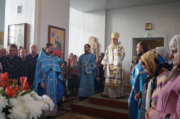 В день памяти Иверской иконы Божией Матери епископ Василий совершил Божественную литургию в храме прп. Лонгина Коряжемского