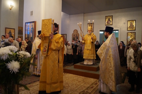 В неделю по Рождестве Христовом епископ Василий совершил Божественную литургию в Свято-Лонгиновом храме г. Коряжма