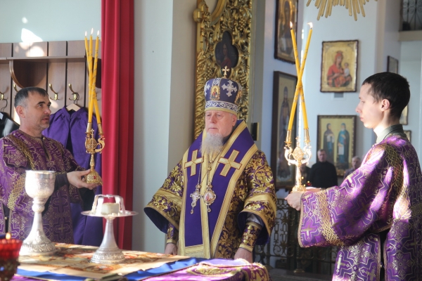 В Неделю по Воздвижении епископ Василий совершил Божественную литургию в Коряжме
