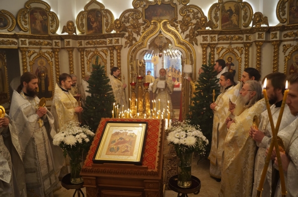 В праздник Собора Пресвятой Богородицы епископ Василий совершил Божественную литургию Свято-Никольском храме г. Котласа