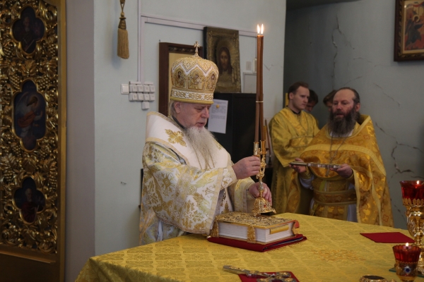 Епископ Василий совершил Божественную литургию в Свято-Лонгиновом храме г. Коряжмы