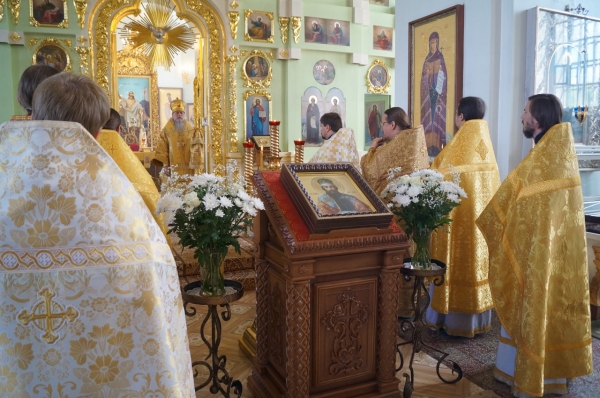 В день памяти перенесения мощей свт. Фили́ппа, митр. Московского епископ Василий совершил Божественную литургию в Свято-Лонгиновом храме