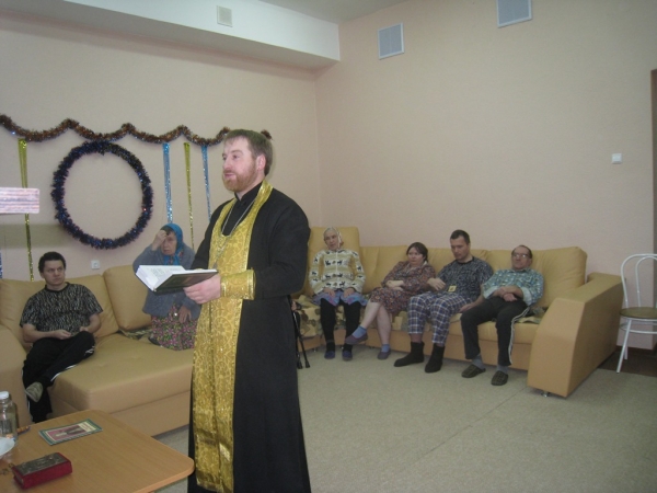Коряжемский священник посетил дом престарелых 