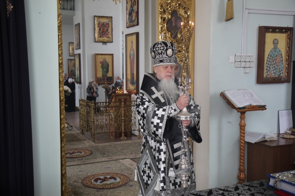 Епископ Василий совершил в Коряжме последнюю Литургию Преждеосвященных Даров в 2021 году 