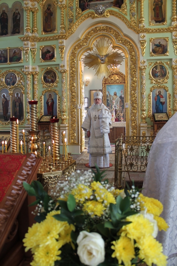 В день мапяти мч. Уара епископ Василий совершил Божественную литургию в Свято-Лонгиновом храме г. Коряжма