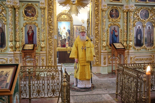 В праздник Собора Трех Святителей епископ Василий совершил Божественную литургию 