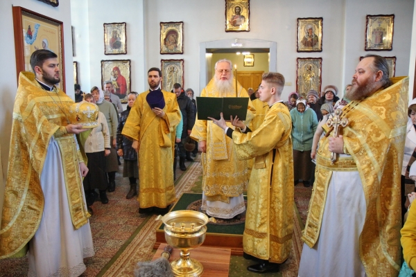 В неделю святых отец епископ Василий совершил Божественную литургию и Новогодний молебен