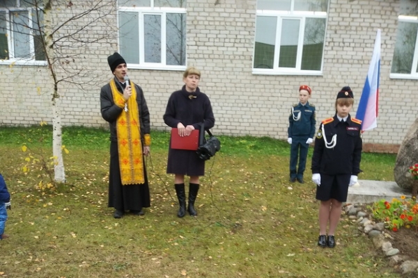 Устьянский священник принял участие в митинге, посвященном годовщине трагической гибели сотрудника МВД